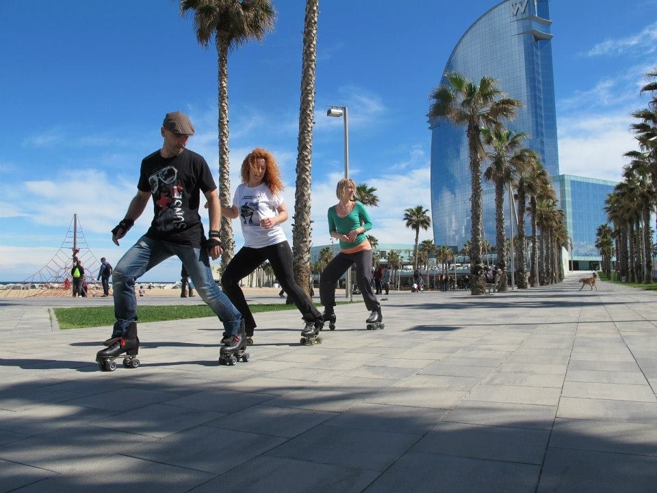 grupo de amigos patinando por el centro urbano