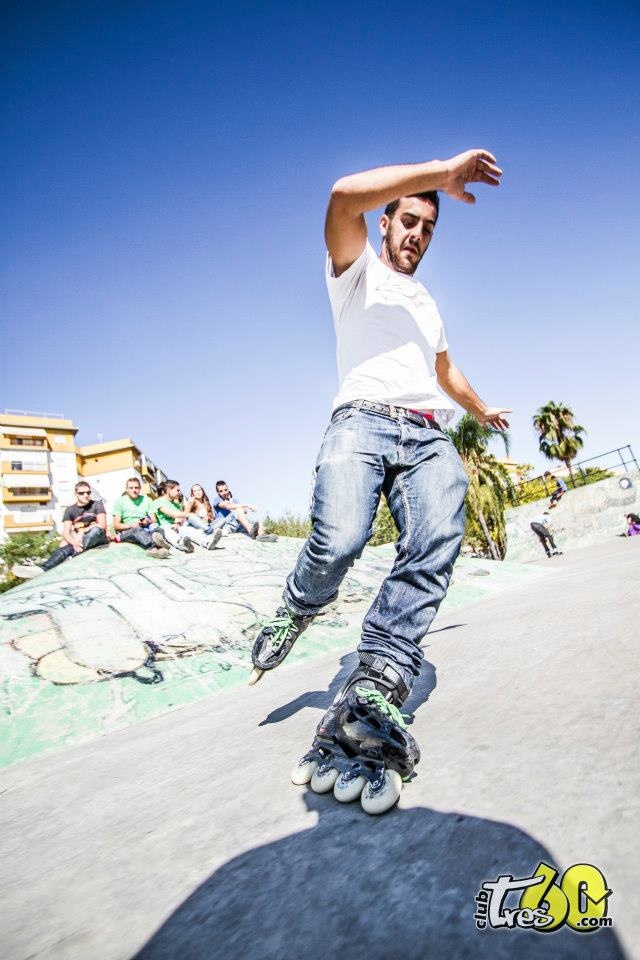 mujer patinando junto al mar en España