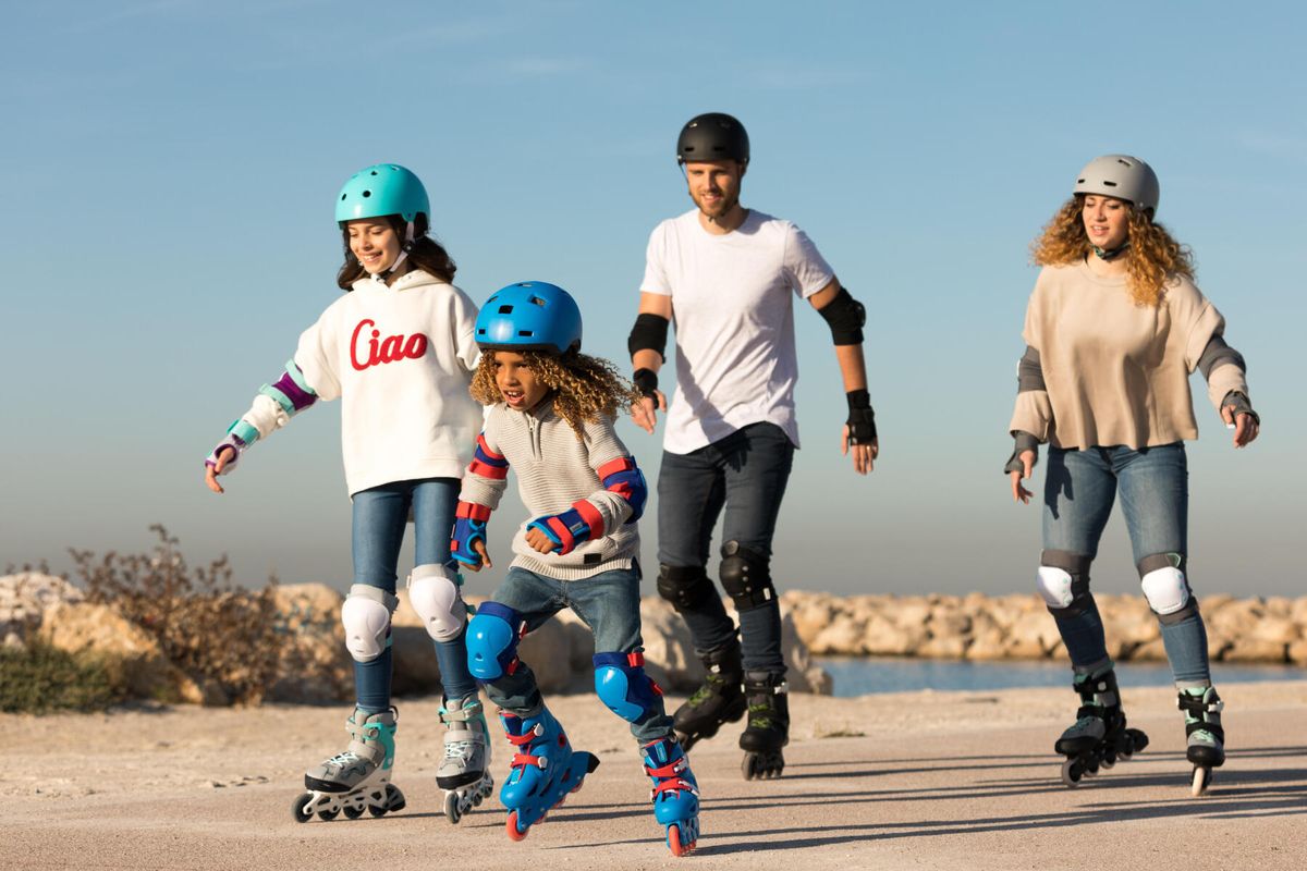 familia con niños patinando al aire libre