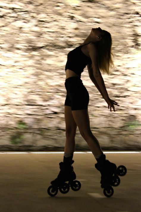 mujer patinando en parque urbano